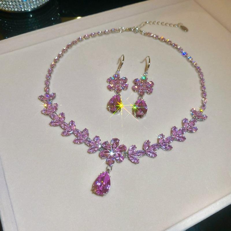 Quadratisches Ohrstecker- und Halsketten-Set mit Diamanten - ein schickes, luxuriöses und hochwertiges zweiteiliges Set mit exquisiter Eleganz