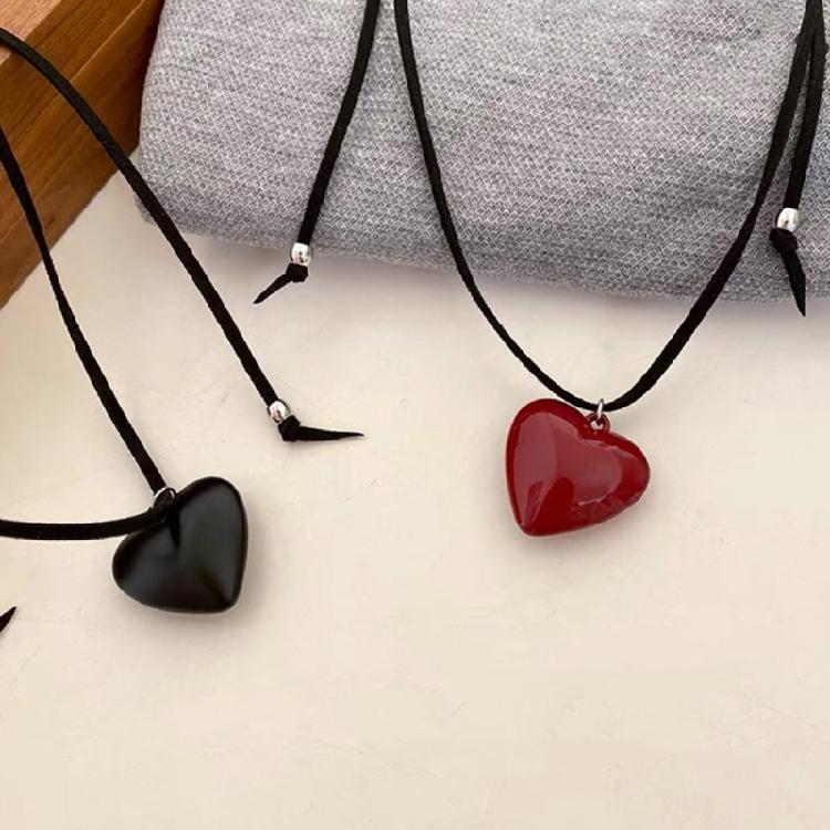 Fashionable Resin Heart Choker with Velvets Tie Adjustable Length Neckchain for Women Eye Catching Sweater Chain Jewelry