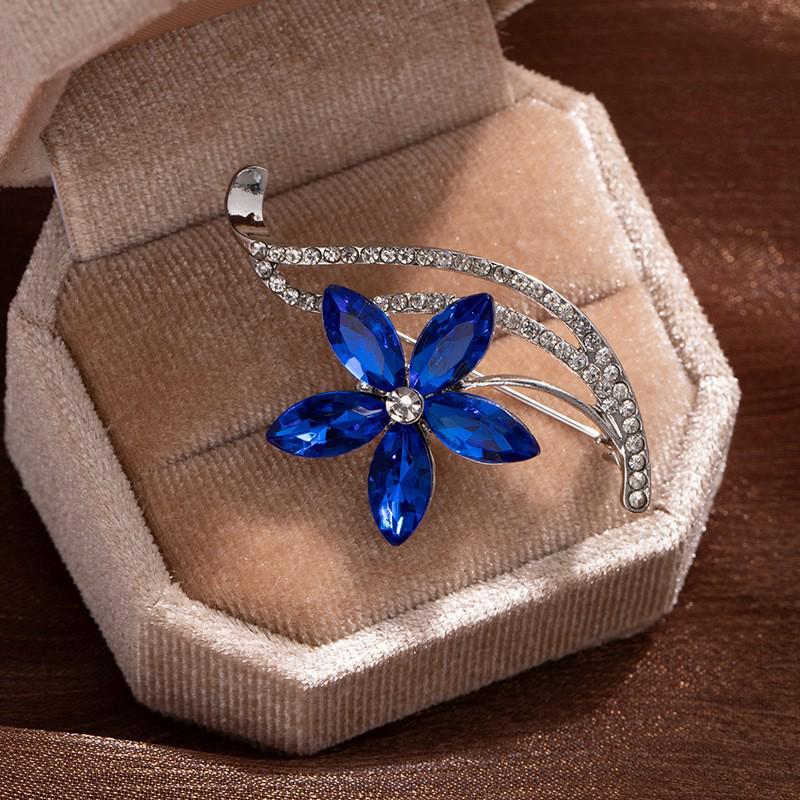 Elegant Korean Rhinestone Blue Crystal Flower Brooch Scarf Buckle - Exquisite Anti-Exposure Clothing Accessory