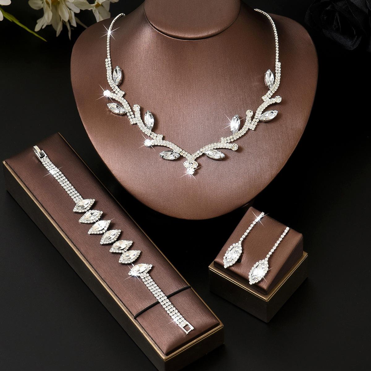 

European and American Light Luxury Court Style Full Diamond Geometric Collarbone Chain New High-end Rhinestone Leaf Necklace Earrings Set Female 2026 45CM