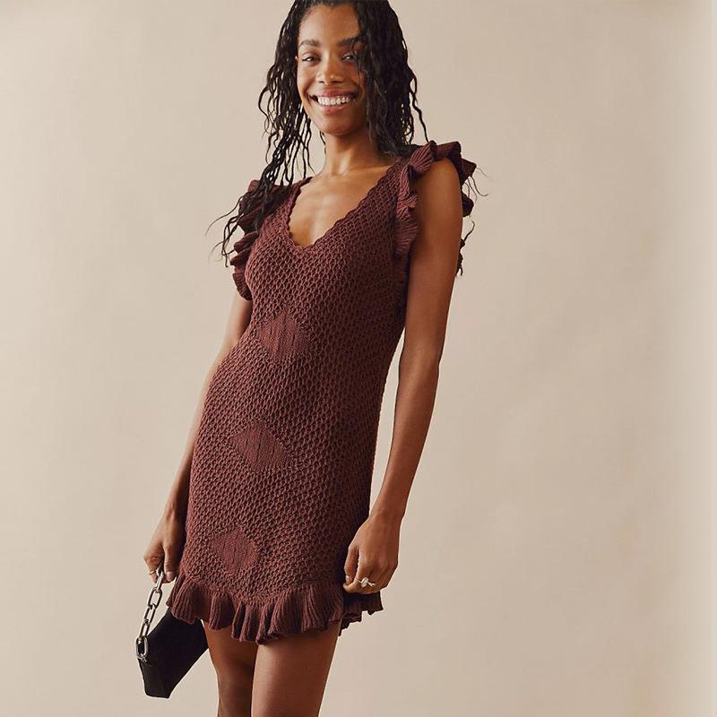 

Новое летнее женское однотонное приталенное платье с рукавами-ушками, средней талией и оборками по краю L коричневый