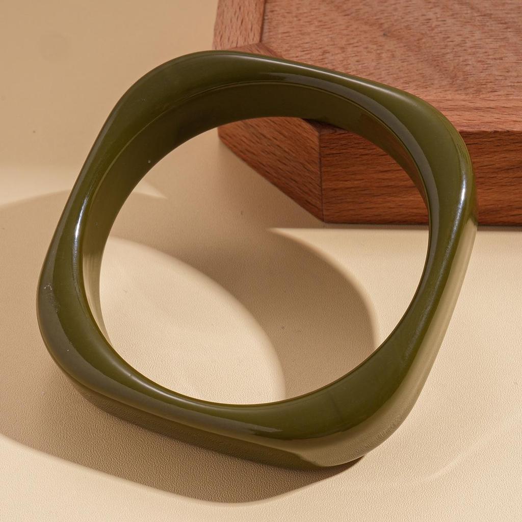 Unique Retro Resin Bracelet: Personalized Fashion Jewelry for Women