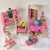Entzückendes Holzpuppenhaus-Möbelset für Kinder mit farbenfrohen Schlafzimmer-, Küchen- und Wohnzimmer-Accessoires