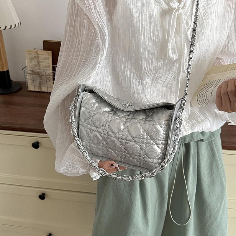Diamond-shaped Chain Shoulder Bag, Fashionable Cross-body Bag, Lightweight Luxury Small-sized Handbag