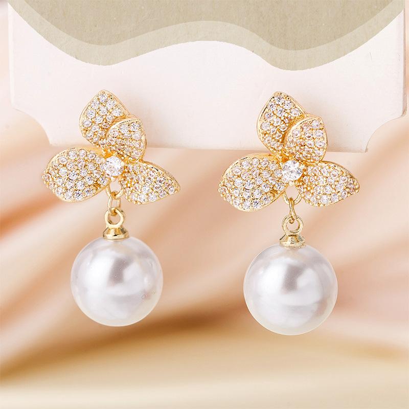 

New fashion temperament pearl pendant full of diamonds flower stud earrings high-end niche design literary and artistic fan earrings earrings жёлтый