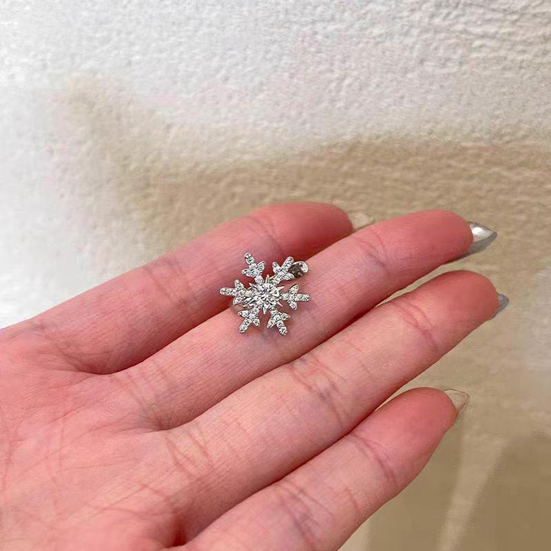 "Autumn Winter Snowflake Zircon Ear Clip: Elegant and Luxurious Ear Clip for a Festive, No-Piercing Required Look"