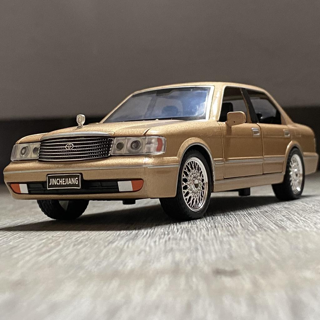 1:32 Toyota Crown Royal Classic Vehicle Alloy Car Model Diecast Metal Toy Car Model Sound And Light Kid Gift With Boyfriend Boys
