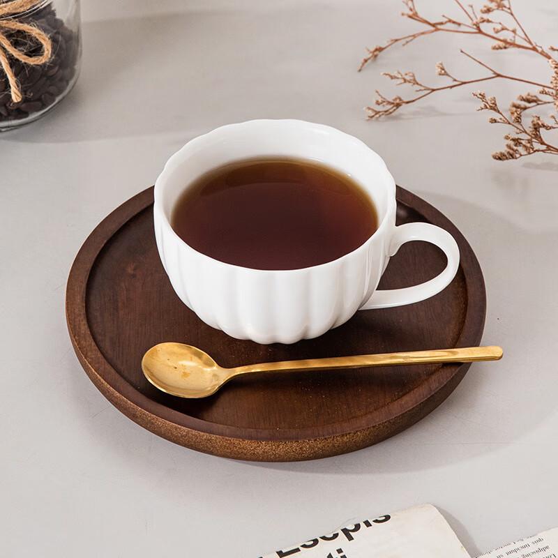 Großes rundes Serviertablett aus Holz