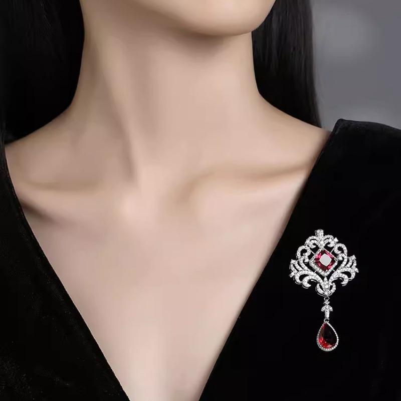 Crystal Hollowed-out Retro Court-style Brooch, Women's High-end Luxurious and Elegant Coat Brooch