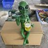 Alien Statue trinkt Bier Alien Skulptur Harz Handwerk Neuheit Lustige Schreibtischdekoration Bücherregal Büro Schreibtisch Garten Dekor