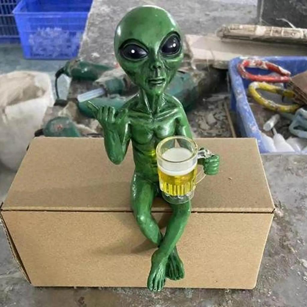 Alien Statue trinkt Bier Alien Skulptur Harz Handwerk Neuheit Lustige Schreibtischdekoration Bücherregal Büro Schreibtisch Garten Dekor