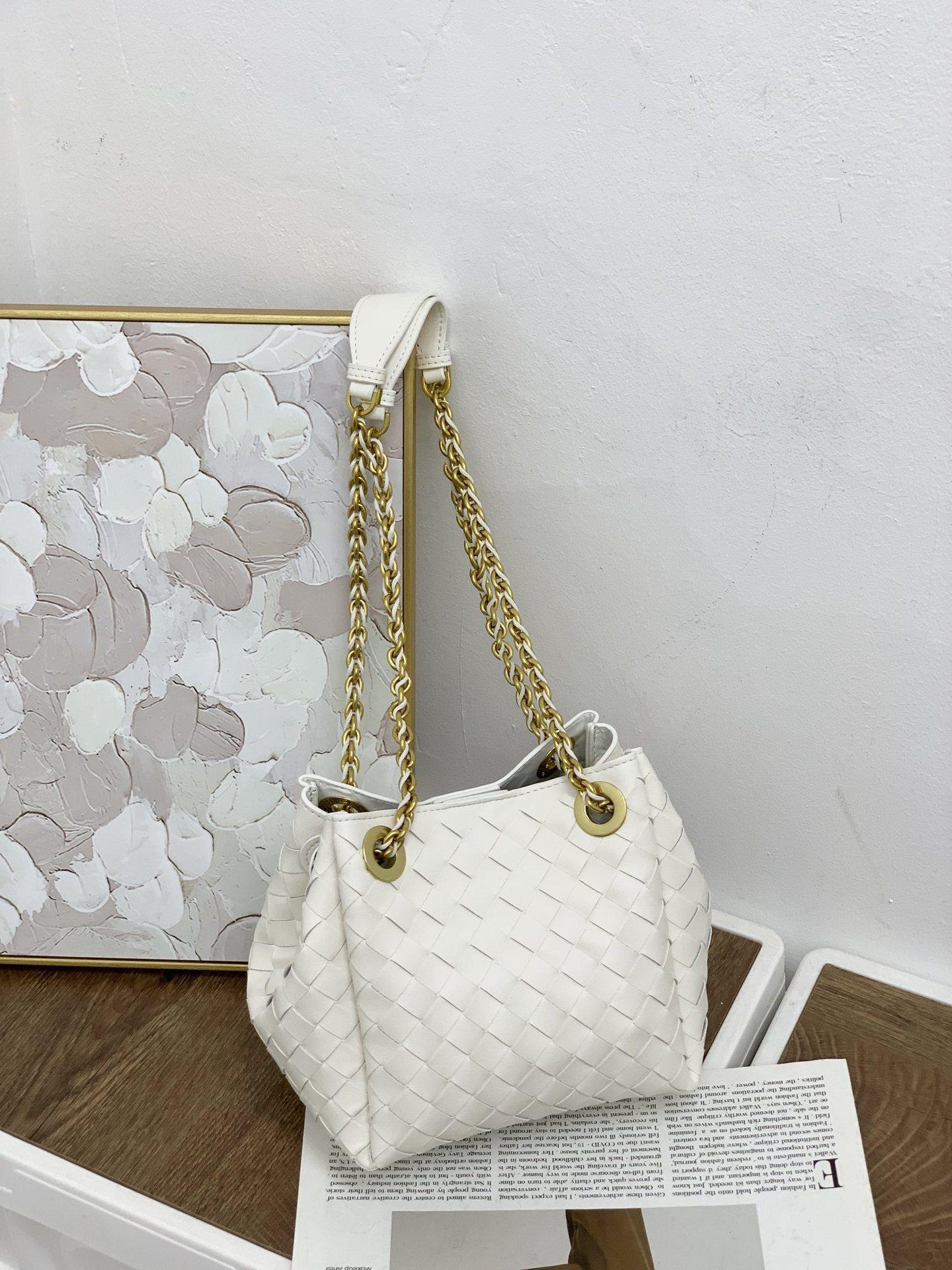 

Светлая роскошь металлическая цепочка плетеная парашютная сумка подмышечная на плечо кроссбоди большая вместимость ретро сумка женская 20*17*16.5cm белый