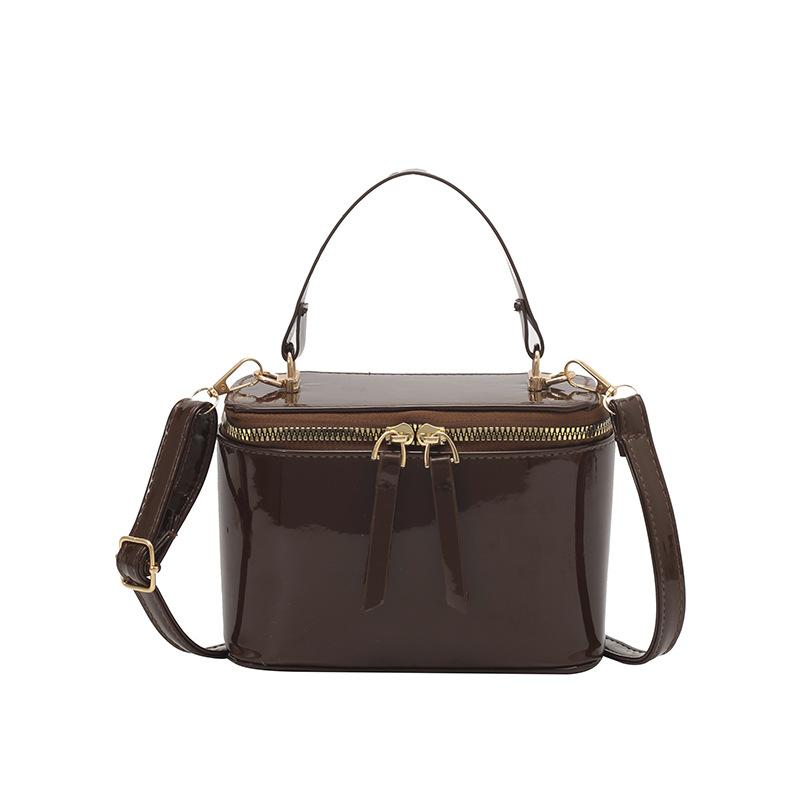 

Glossy patent leather small square bag, versatile letter single shoulder messenger bag, niche fashion and highend box bag.
