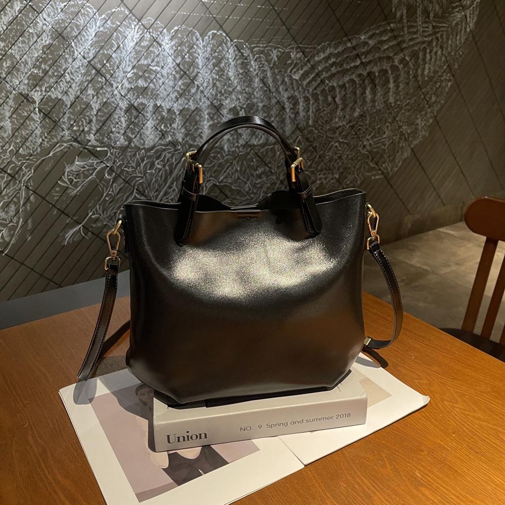 New Large Capacity Head Layer Leather Women's Bag Water Bucket Bag