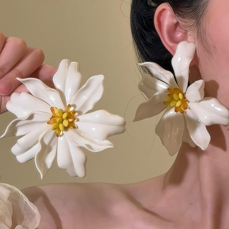 Silver Needle Acrylic Flower Earrings Holiday Wind Fresh and Sweet Stud Earrings Women's Niche High-end Sense Unique Temperament Earrings