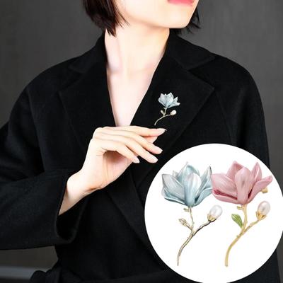 Spilla Fiore di Magnolia Lega di Zinco Perla Sintetica Fiore Spilla da Bavero Decorazione per Maglione Cardigan Cappotto Completo da Ufficio Accessori Abbigliamento Uomo Donna