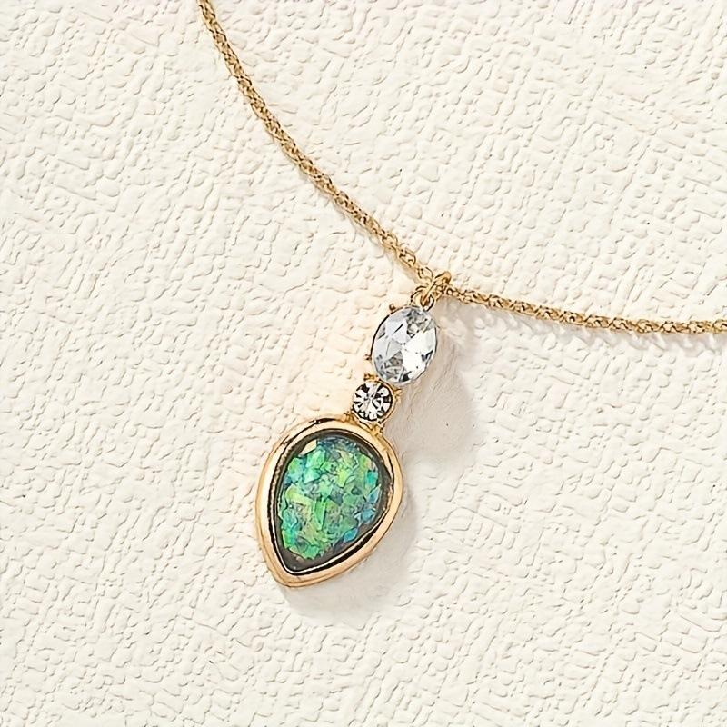 

A pair of simple and fashionable sequins with diamonds, water drop shape pendant necklace, malachite elegant and simple style, high sense
