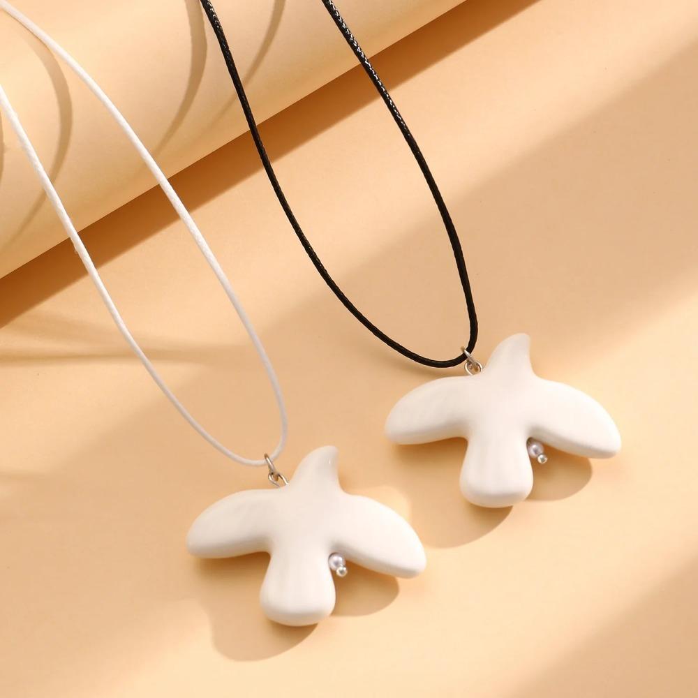 Colar com pingente de pomba da paz e ramo de oliveira em preto e branco, de inspiração vintage.