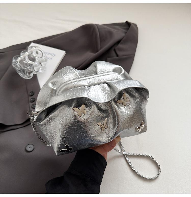 

Folded cloud women s bag 2025 summer new fashion versatile niche design high-end chain shoulder messenger bag серебряный