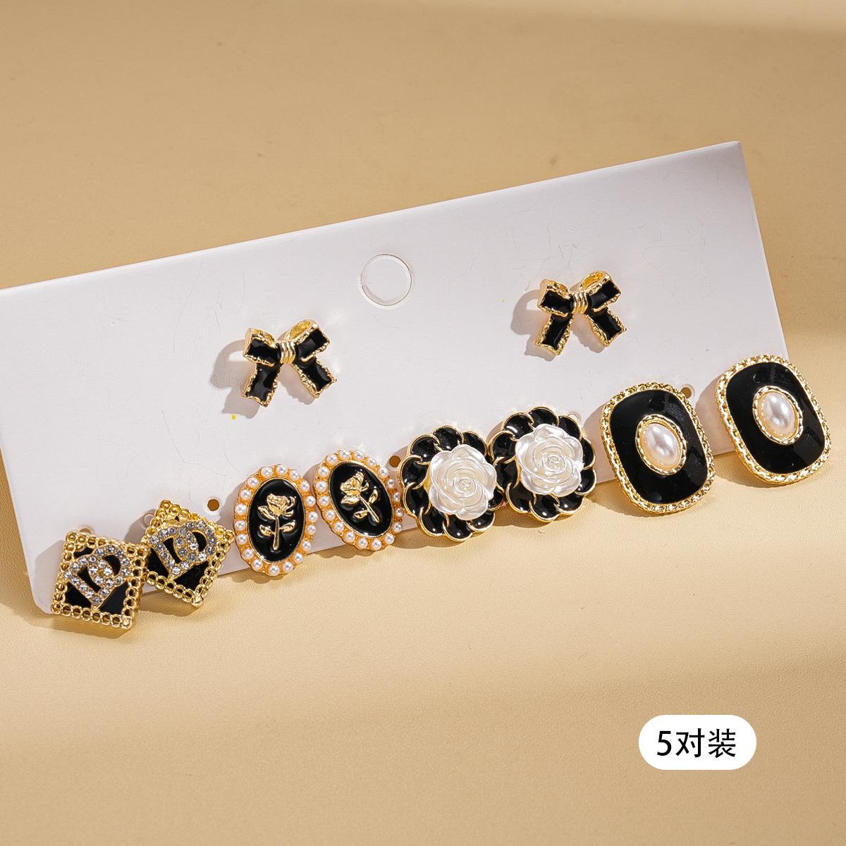 

Ten-piece set of diamond-encrusted imitation pearl dripping oil geometric flower silver needle stud earrings retro earrings