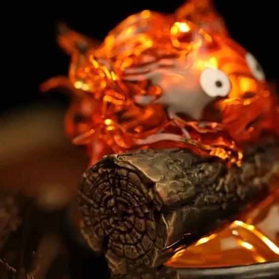 Rozkošná lampička Calcifer, soška, noční světlo, kreslený tvar, teplé oranžové světlo plamene, dekorace do ložnice, kanceláře