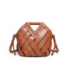 Sac à main pour femme de grande capacité avec boucle magnétique triangulaire et design bandoulière creux - Sac à épaule mère-enfant tendance