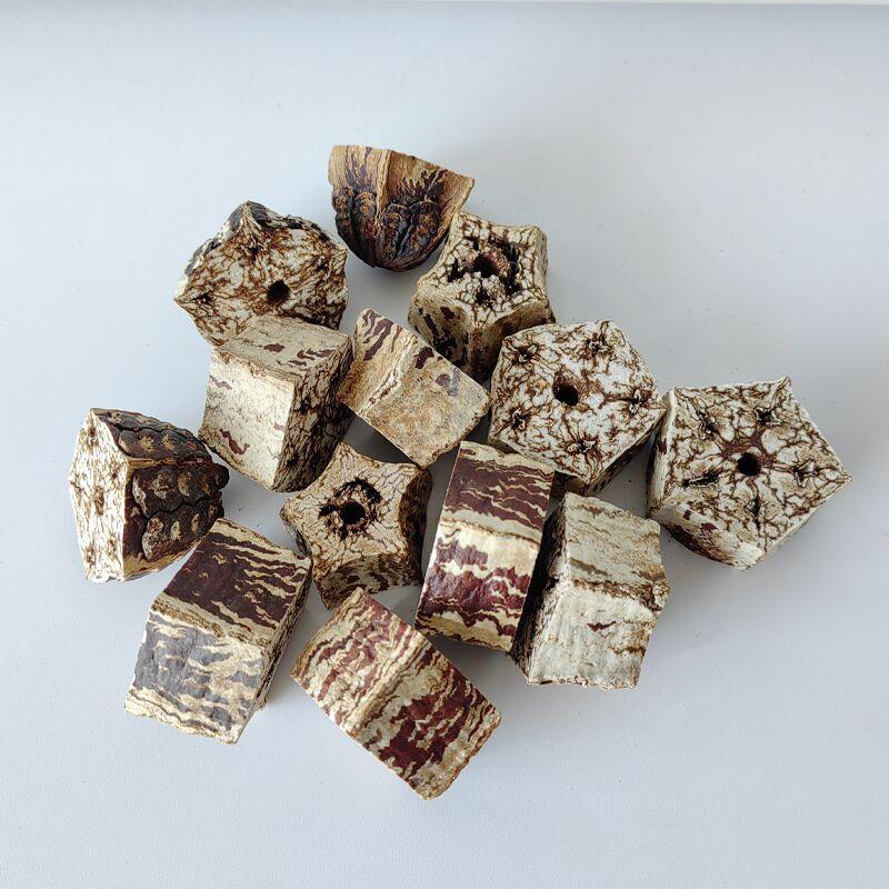 

The Birdcage At The Bird Station Is Decorated with Starfruit and Rattan Ball Toys for Chewing, Relieving Boredom and Biting Strings punched star fruit block about 40g