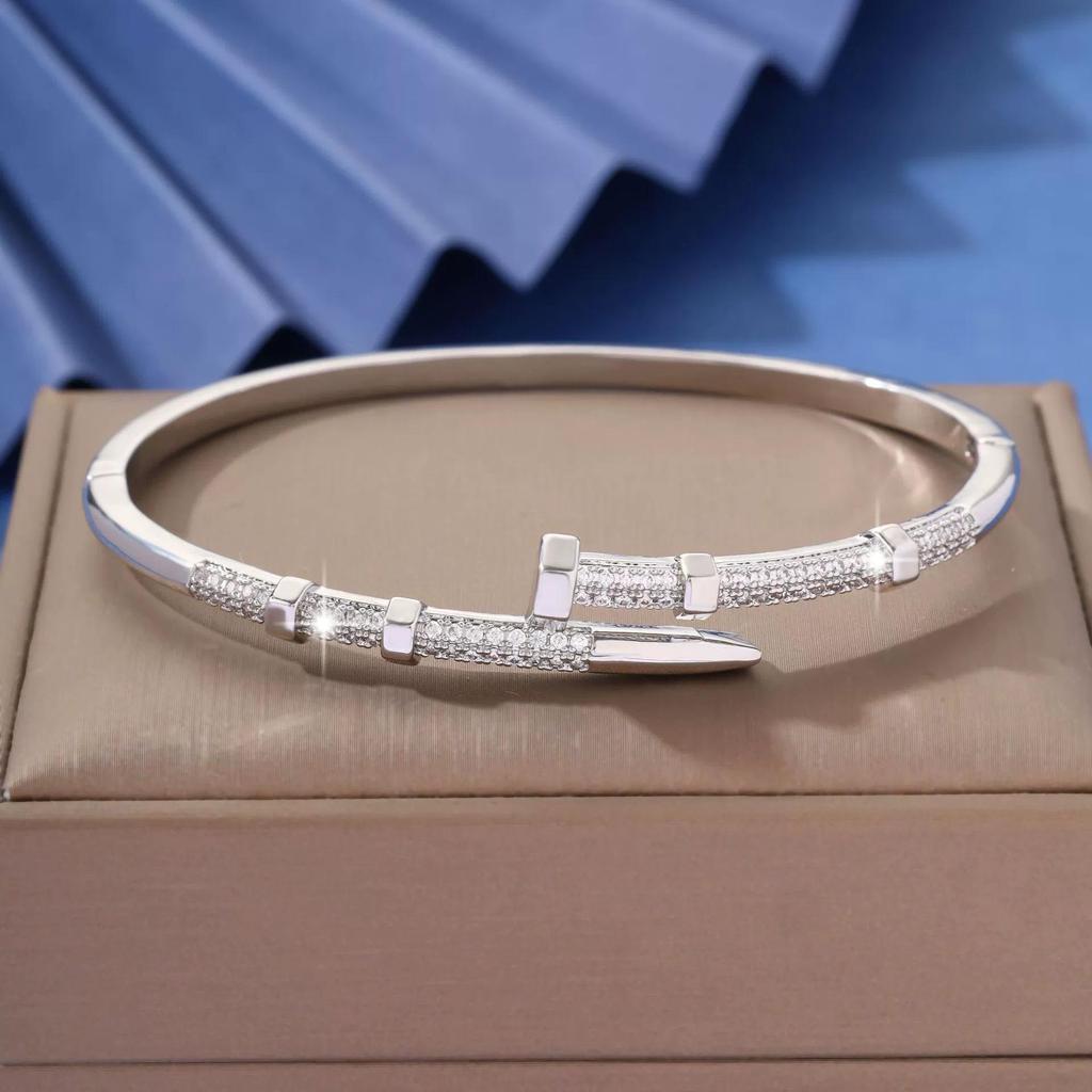 Exquisites 2025 Europäisch-Amerikanisches Nagelarmband mit Zirkon, Luxuriöser Kupferschmuck