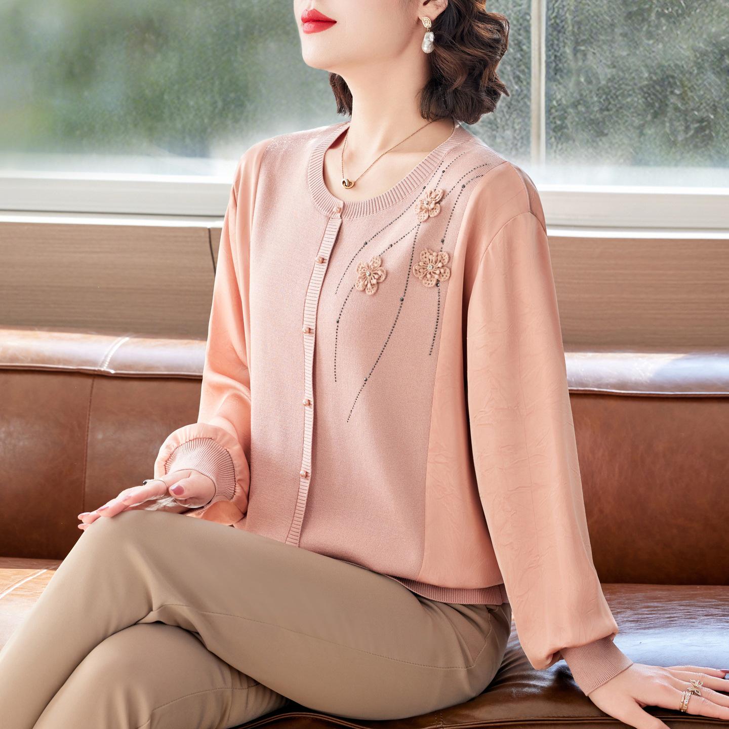 

Chic Embroidered Knit Top: Fashionable Loose Fit for Middle-Aged Women - Spring/Autumn Wear L (for under 110 lbs)
