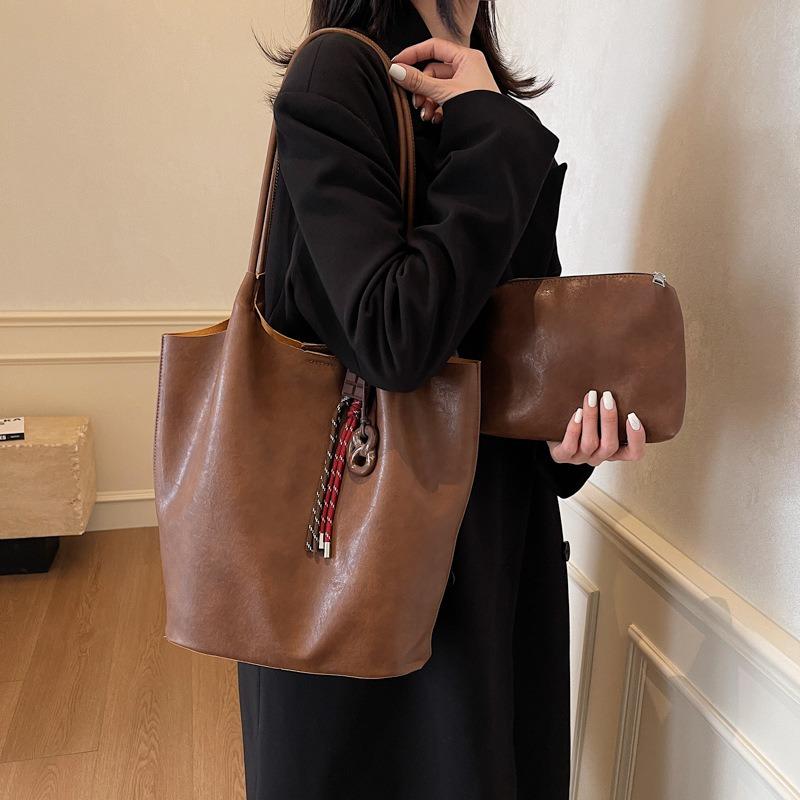 Large-capacity simple women's bags, new trendy fashion handbags, simple retro atmospheric women's shoulder bags