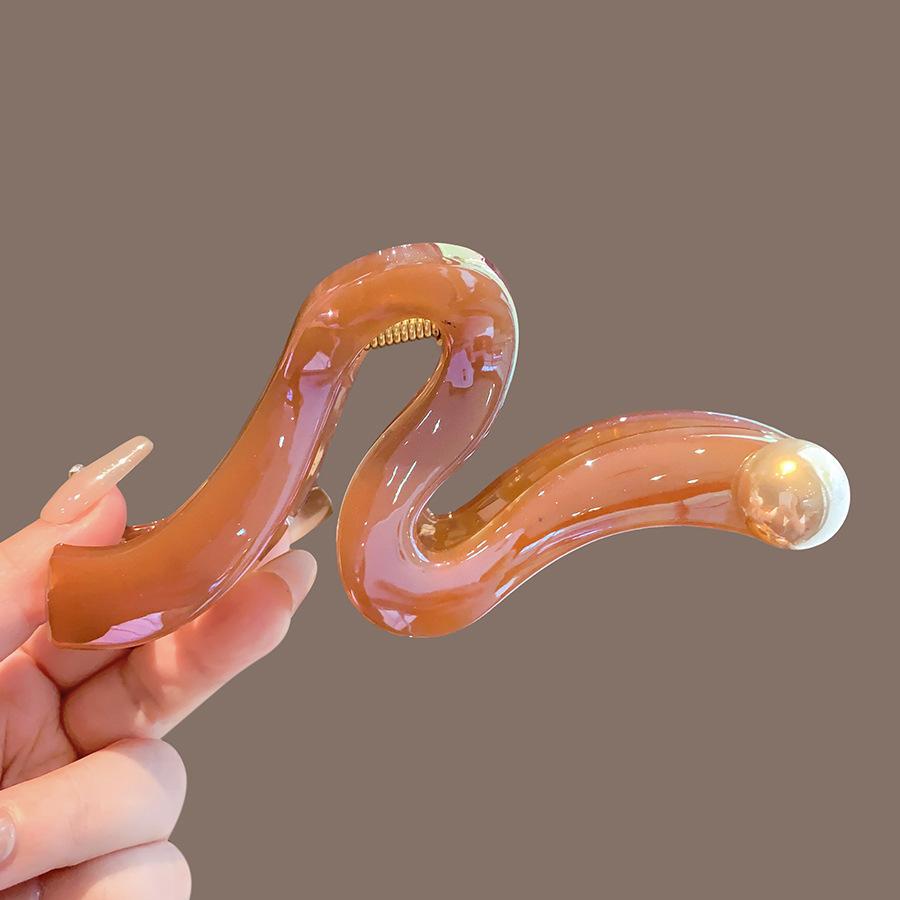 

Stylish and Versatile Wavy Pearl Hair Clip, Large Shark Clip for Women, Perfect for Commuting. 12cm