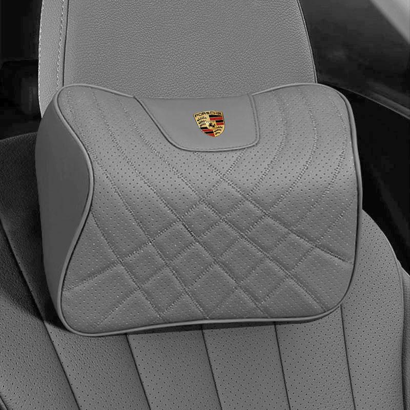 Porsche Jármű Komfort Készlet: Fejtámla, deréktámasz és ülőpárna a nyak és a hát kényelméért a Cayenne, Macan, Panamera, 718 és Taycan modellekben.