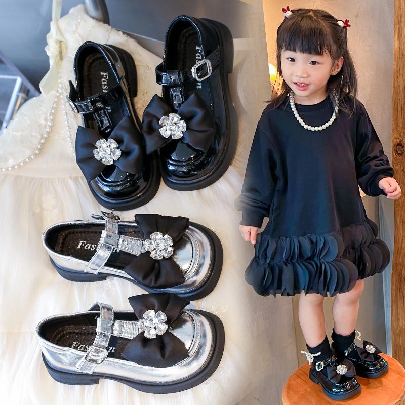 Kinder College-Stil Lederschuhe 2026Neuer Frühling/Sommer Niedliche Schleife Große Blume Strass Mode Auftrittsschuhe