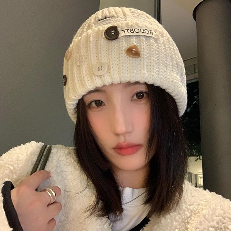 

Retro button knitted wool hat women s autumn and winter cold-proof and warm pullover hat versatile face small hat tide M（56-58cm） off білий колір