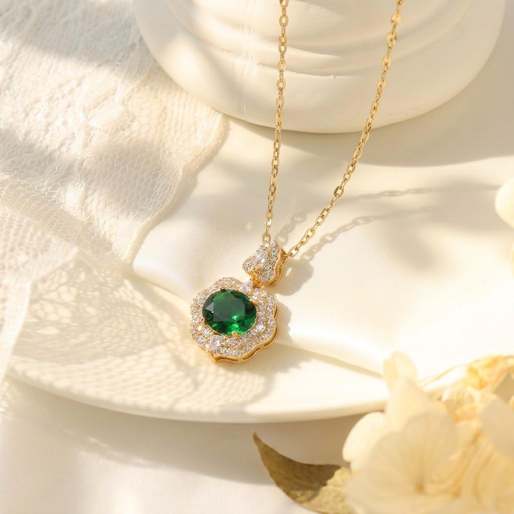 Emerald Zirconia Four-Leaf Clover Rotating Necklace - Luxury Dopamine Accent Clavicle Chain