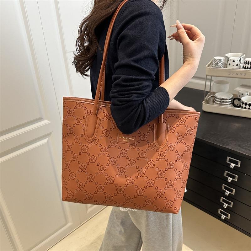 Popular retro large capacity new trend fashion handbag shoulder underarm bag commuter tote bag