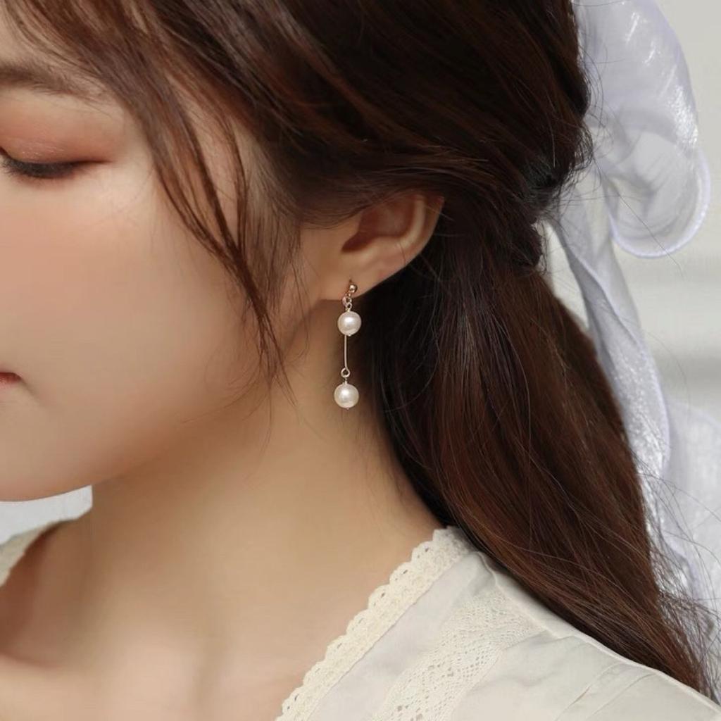 Feedback, natural freshwater pearl earrings, stud earrings, 14K gold-wrapped earclips, niche design earrings, women's earrings.