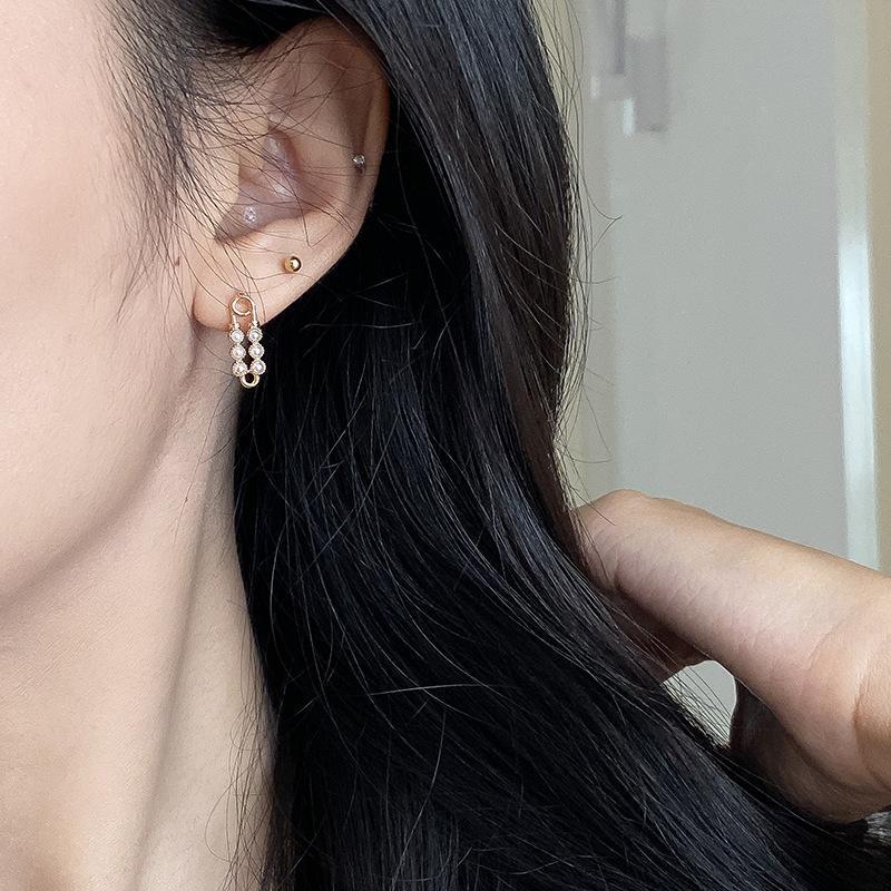 Brincos de Design Divertido e Personalizado com Pérolas Simples, Pequenos e Nicho Brincos Estilo Frio