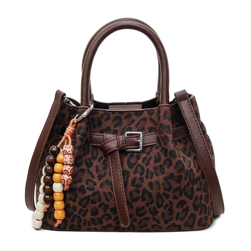 Leopard print bag women's autumn and winter 2025 new versatile niche design shoulder messenger bag popular portable bucket bag
