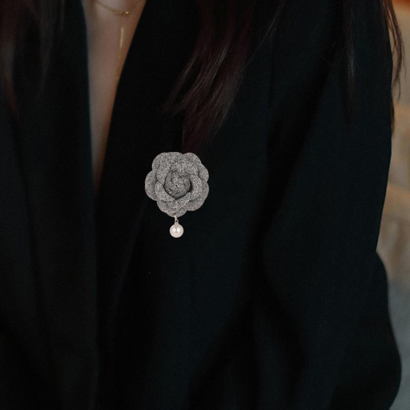 1 Stück Retro Schwarze Kamelie Anstecknadel Brosche Damen Französisch Vintage Kleiner Duft Imitationsperle Brosche Modische Schmuckaccessoires