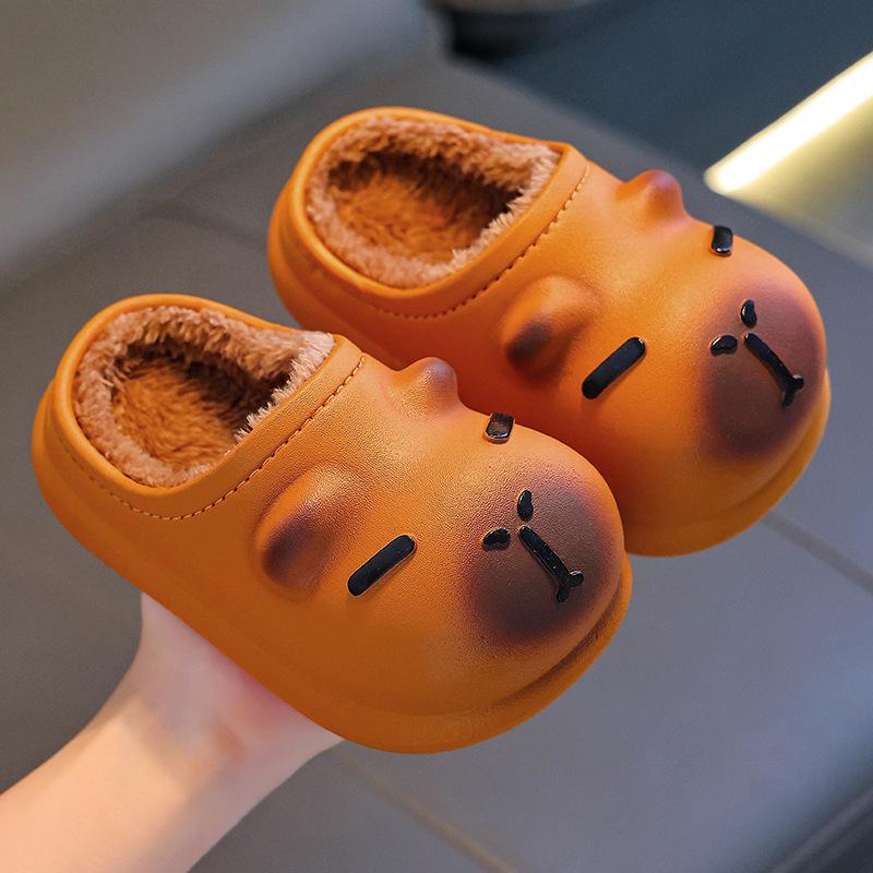 Dziecięce bawełniane kapcie antypoślizgowe Cang-Capybara: Urocze Zimowe Kapcie Indoor z Miękką Podeszwą i Zabawnym Wzorem Kupki