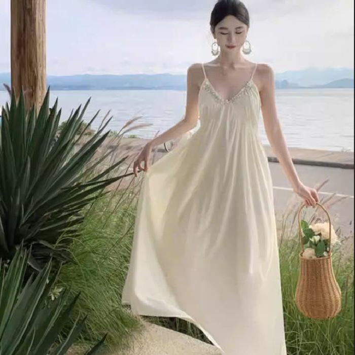 French Pure Desire V-neck Spaghetti Strap Dress: High-end, Fairy-like, Slimming Beach Vacation Outfit
