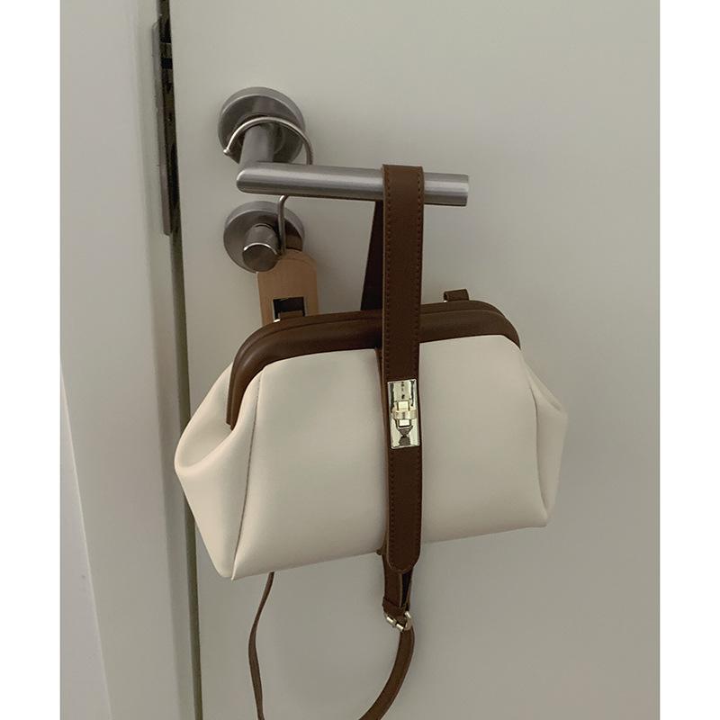 Die Color-Blocking-Handtasche ist modisch und retro mit einem Verschluss.. Es hat eine hochwertige Textur, ist stilvoll und vielseitig und ist eine Umhängetasche.