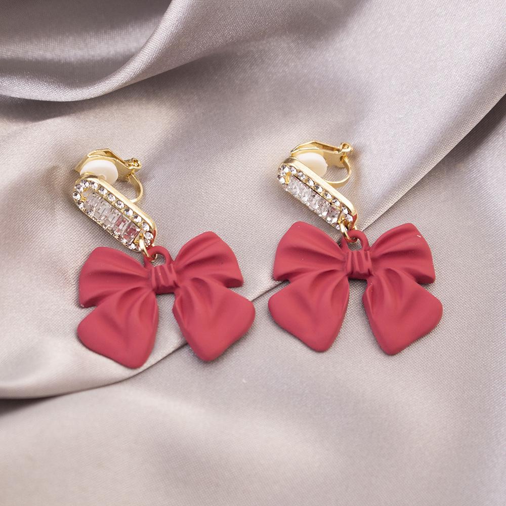 Elegant Clip-On Triangle Earrings for Non-Pierced Ears - Versatile, Light Luxury for Everyday Wear.