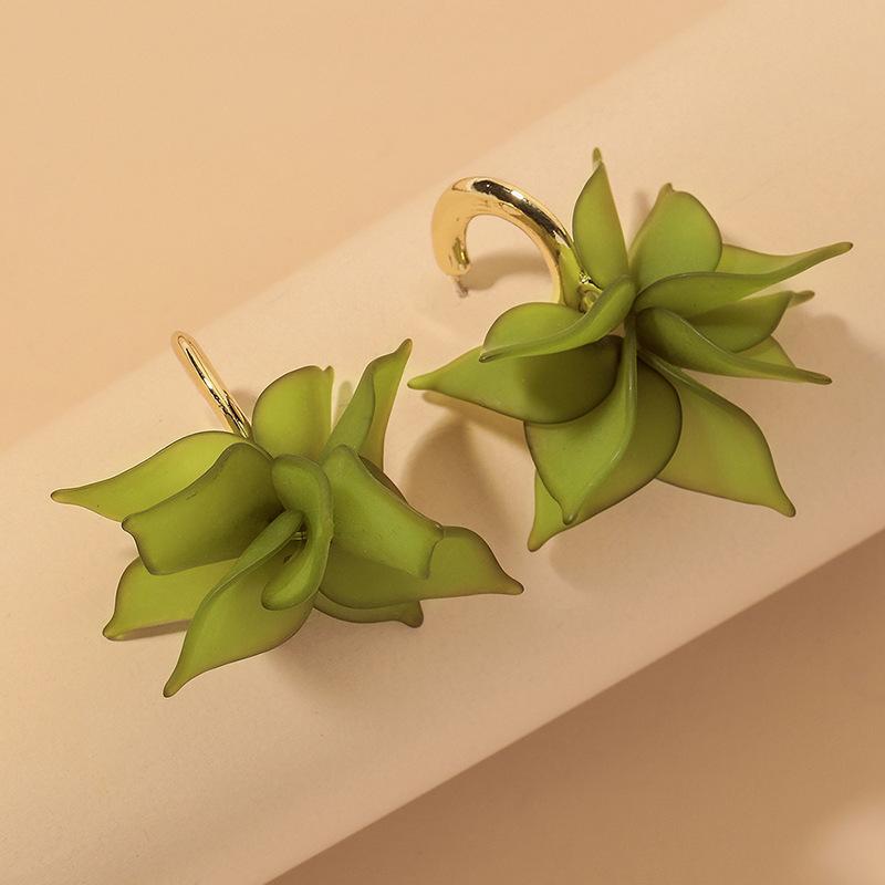 Super Fairy Sweet Acrylic C-shaped Flower Silver Needle Earrings Fresh Petals Personality Niche High-end Earrings 