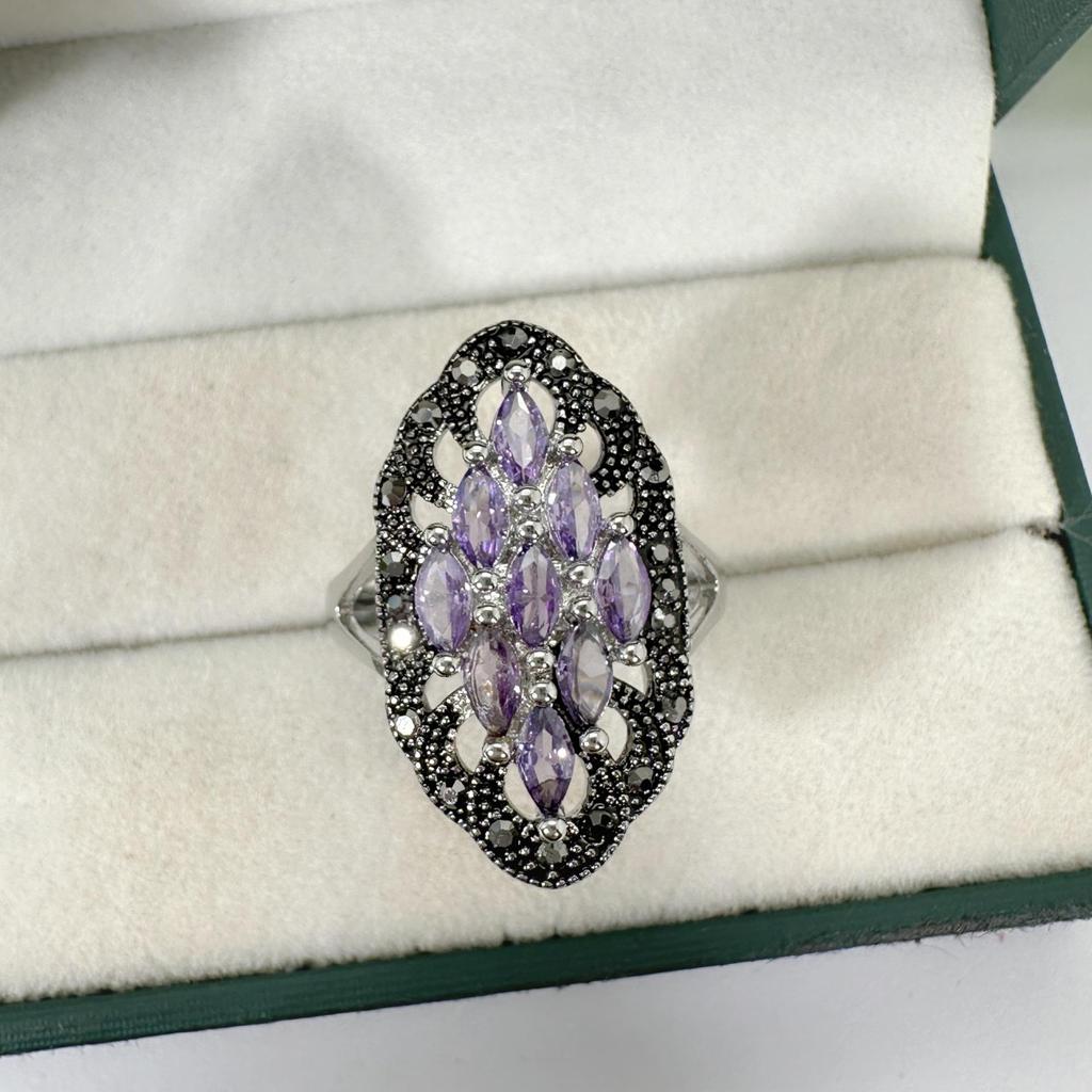Elegante Anello Retro in Argento Thailandese con Granato Nero e Zirconi