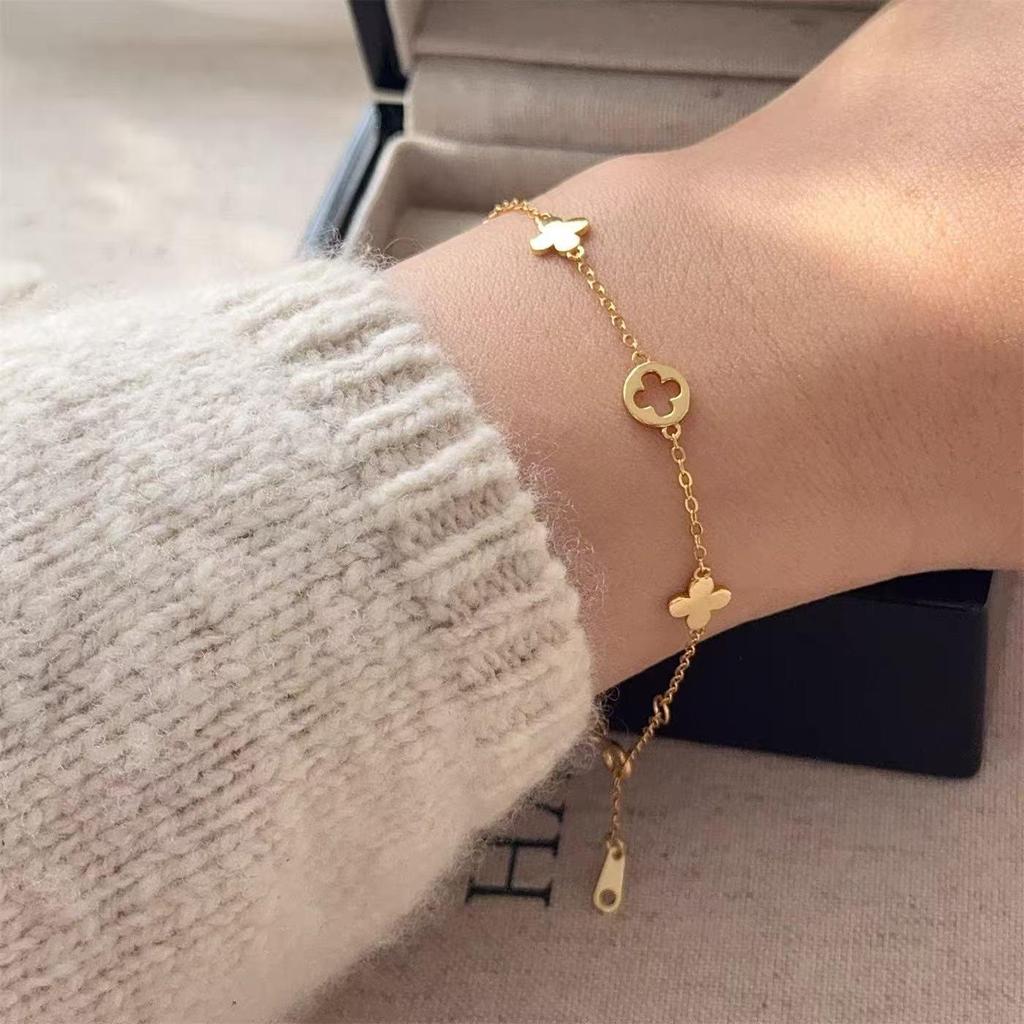 Armband med fyrklöver, pläterat med äkta guld på nysilver: Elegant, Mångsidig Design för Kvinnor