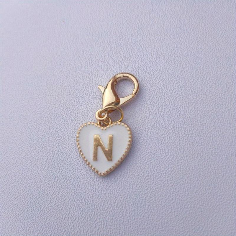 Hetsäljande 26 engelska bokstäver vit dubbelsidig persikohjärta nyckelring hjärtformad legeringsaccessoarprydnad
