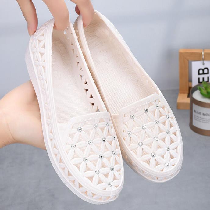 Nurse's Summer Thick Soled Women's Hole Sandals Comfortable Beach White Shoes Breathable and Non Slip Shoes