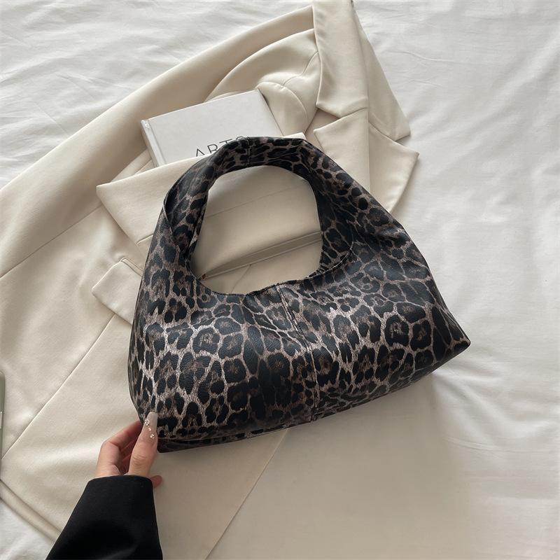 Today's popular leopard print handbags, crescent bags, textured commuter handbags, high-end bags, women's bags.
